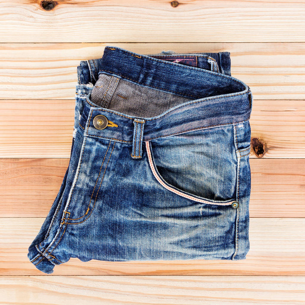 Jeans auf dem alten Holzboden. - Foto, Bild