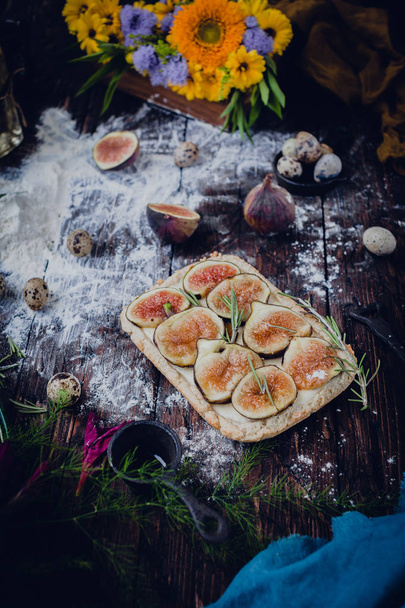 Tart with fresh figs and rosemary - Foto, immagini