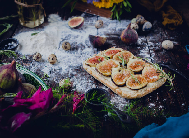 Tart with fresh figs and rosemary - Fotoğraf, Görsel