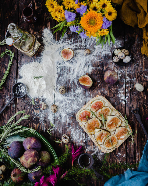 Tart with fresh figs and rosemary - Zdjęcie, obraz