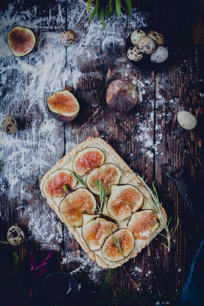 Tart with fresh figs and rosemary - Foto, Imagen