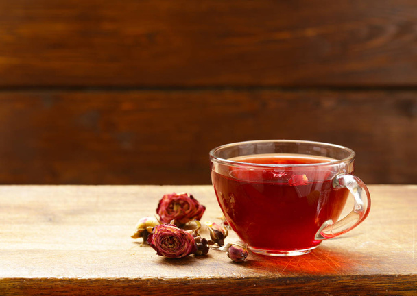 Gyógynövény tea rózsaszirom, vörös virág - Fotó, kép