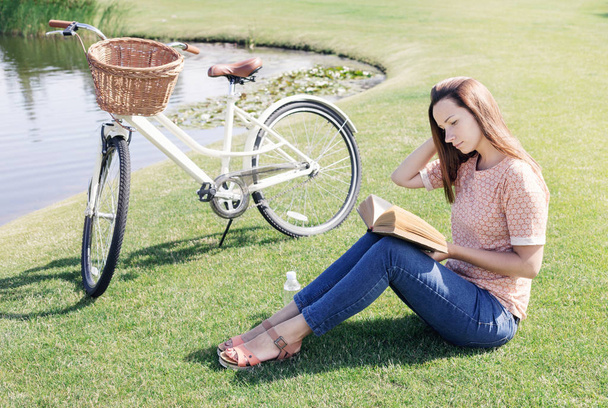 Young woman reading  a book - Foto, Imagem