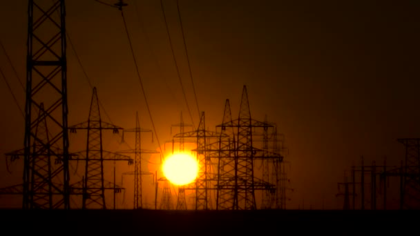 Lignes électriques à haute tension au lever du soleil
. - Séquence, vidéo