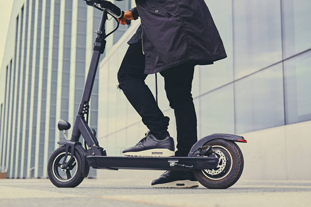 Homme sur un scooter électrique
. - Photo, image