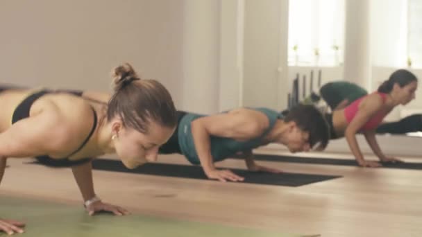 Gruppe von Leuten, die Yoga-Asanas im Studio machen - Filmmaterial, Video