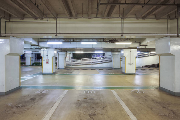 Estacionamento subterrâneo
 - Foto, Imagem