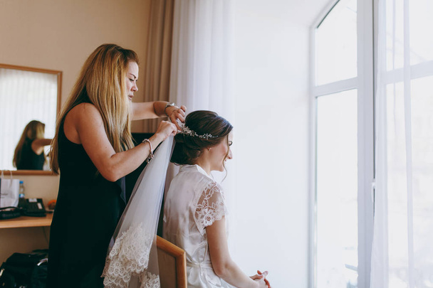 Belle mariée faisant une coiffure le matin
 - Photo, image