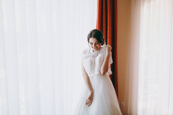 Hermosa novia en los vestidos de la mañana para una ceremonia de boda
 - Foto, Imagen