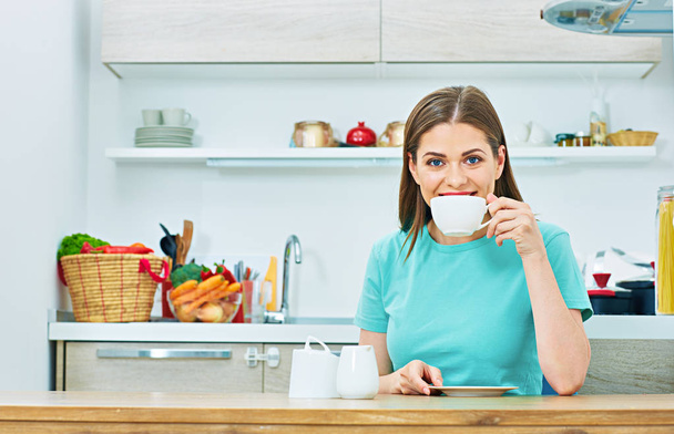 woman drinking coffee in kitchen - Foto, afbeelding
