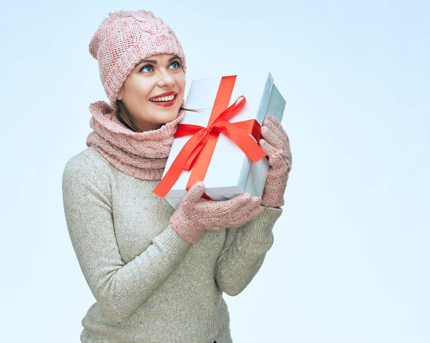 Young smiling woman holding gift box. - Foto, Imagen