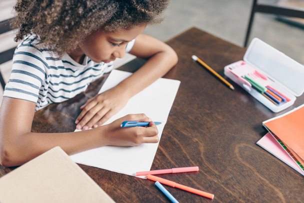 Petite fille écrivant dans un carnet
 - Photo, image
