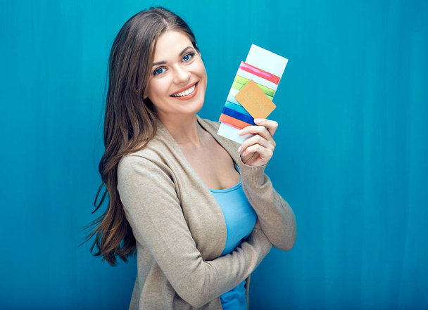 Mladá žena držící pas, kreditní karty.  - Fotografie, Obrázek