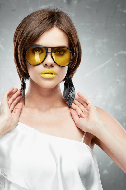  Beauty face portrait of sexy model with yellow sun glasses. - Foto, Imagen