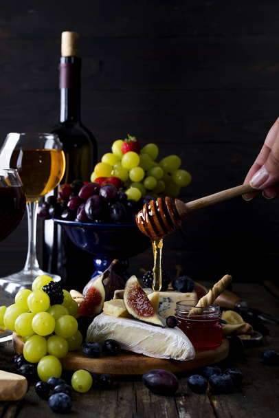 Queso Camembert con higos, miel y vino
 - Foto, Imagen