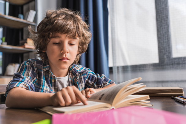 kid reading book - Φωτογραφία, εικόνα