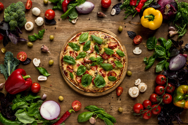 Pizza friss fűszernövények - Fotó, kép