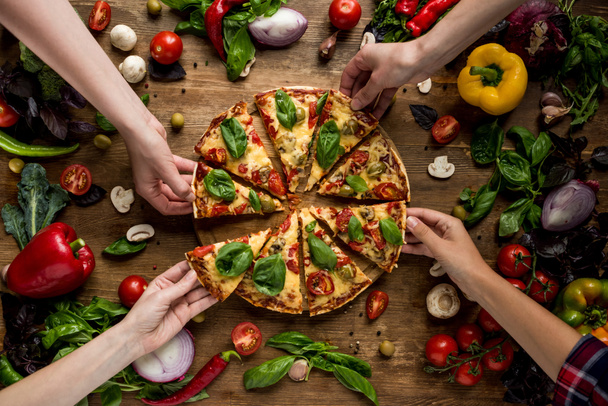 Amici che mangiano pizza - Foto, immagini