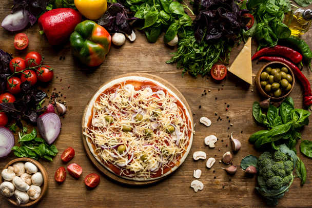 Pizza maison avec des ingrédients frais
 - Photo, image