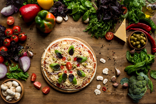 zelfgemaakte pizza - Foto, afbeelding