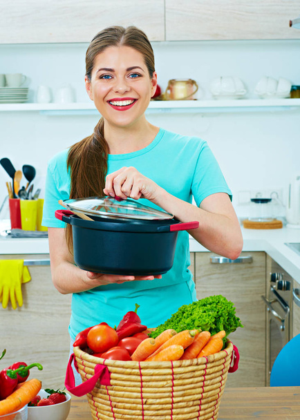 Smiling woman holding pan - Фото, зображення