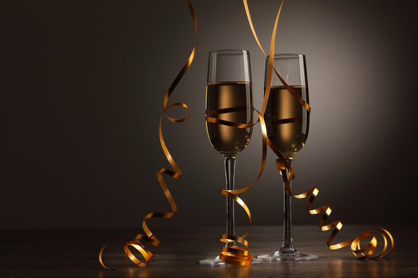 Бокалы шампанского на новогодней вечеринке
 - Фото, изображение