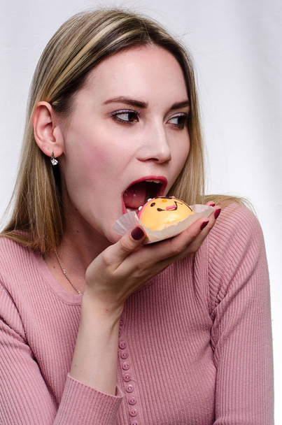 beautiful girl with cake - Foto, Imagen