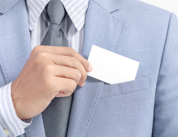  üzletember találat fehér üres kártya - Fotó, kép