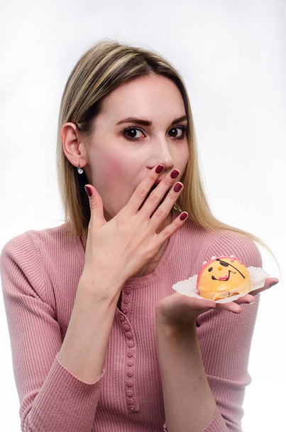 beautiful girl with cake - Foto, afbeelding