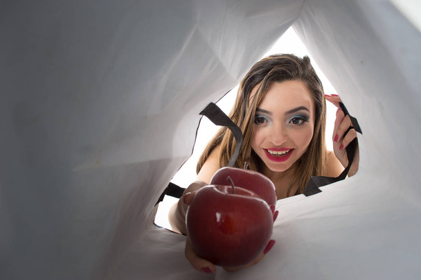  Bella donna che prende le mele dalla borsa
 - Foto, immagini
