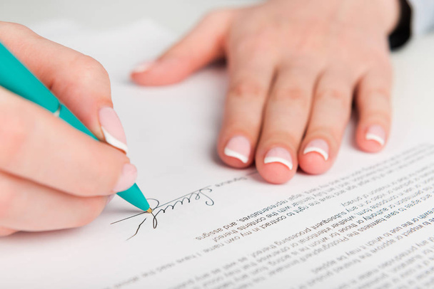 женщина подписывает контракт
 - Фото, изображение