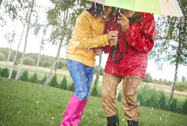 Dospělý pár pod deštník - Fotografie, Obrázek