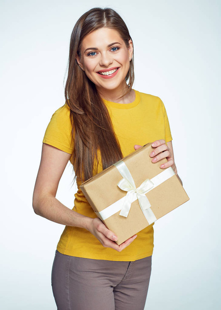 Beautiful smiling woman with long hair holding gift box - Foto, Imagen