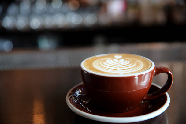 Cappuccino káva v kavárně v tmavý tón  - Fotografie, Obrázek