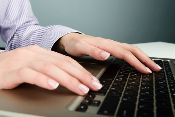 hands typing on laptop - Foto, Imagem