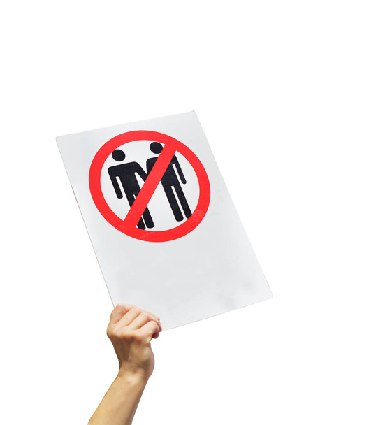 weibliche Hand mit einem Schild, das gegen die Homo-Ehe protestiert. - Foto, Bild