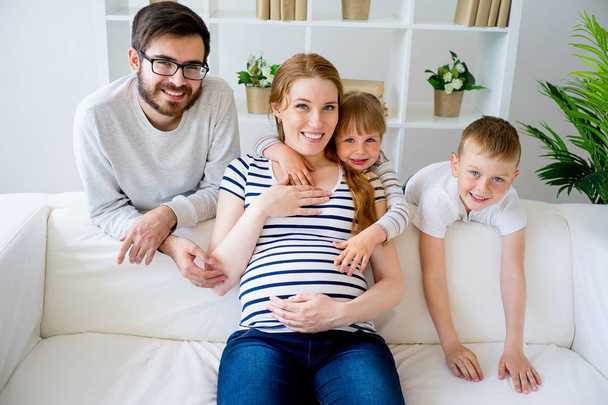 Family with pregnant mother - Fotografie, Obrázek