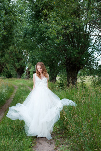 Portret van jonge mooie vrouw (bruid) in witte bruiloft jurk ou - Foto, afbeelding