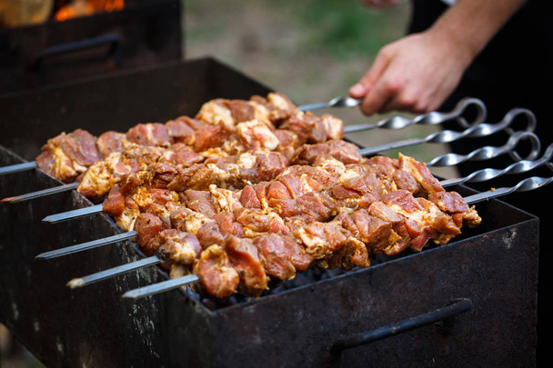kebab cucinato sulla griglia all'aperto
 - Foto, immagini