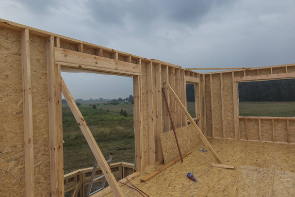 Deszcz podczas budowy domu w technologii szkieletu - Zdjęcie, obraz