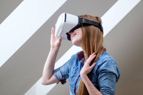 menina ruiva com óculos de realidade virtual
 - Foto, Imagem
