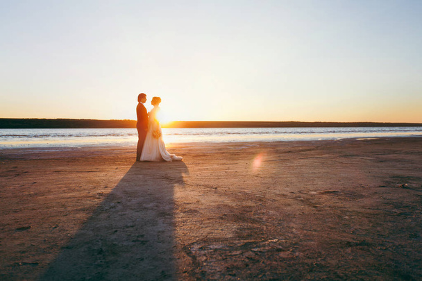 Ženich a nevěsta na procházce venku u moře - Fotografie, Obrázek