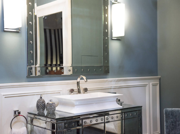 Fregadero de baño caro y gabinete de espejo
 - Foto, imagen