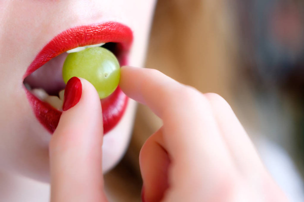 женщина ест виноград рот с красными губами закрыть
 - Фото, изображение