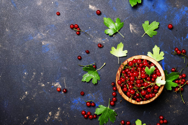 Red currants in wooden bowl - Foto, immagini