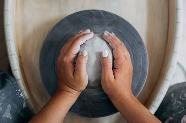 Mains de femme potier, prêt à travailler avec de l'argile blanche à la roue de poterie
 - Photo, image