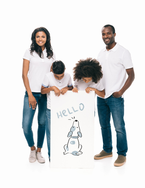 Szczęśliwa rodzina african american z banerem - Zdjęcie, obraz