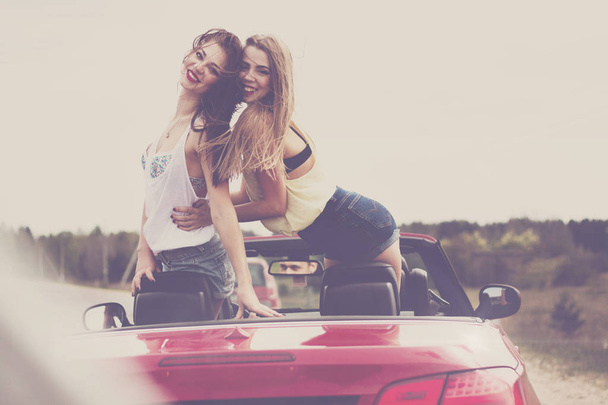 két lány jó szórakozást a cabrio - Fotó, kép