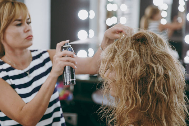 Make-up und Frisur für ein Mädchen - Foto, Bild