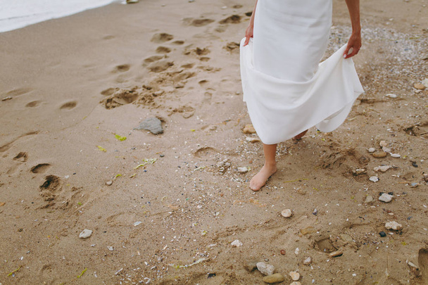 Feet of the bride on the beach - Φωτογραφία, εικόνα